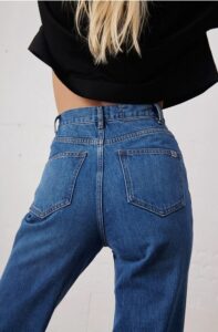 Quel pantalon pour hanches larges : le jean flare, votre meilleur allié