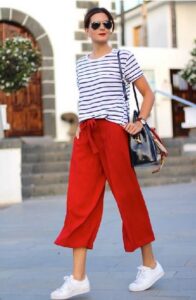 Que mettre avec un pantalon rouge : en mode marinière et caban bleu