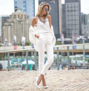 Que mettre avec un pantalon blanc : en total look blanc !