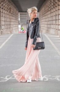 Porter la jupe plissée rose poudré en mode chic décontracté : look de journée